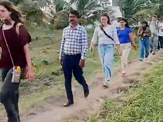 కుప్పం ప్రకృతి పొలంలో అమెరికా విద్యార్థులు